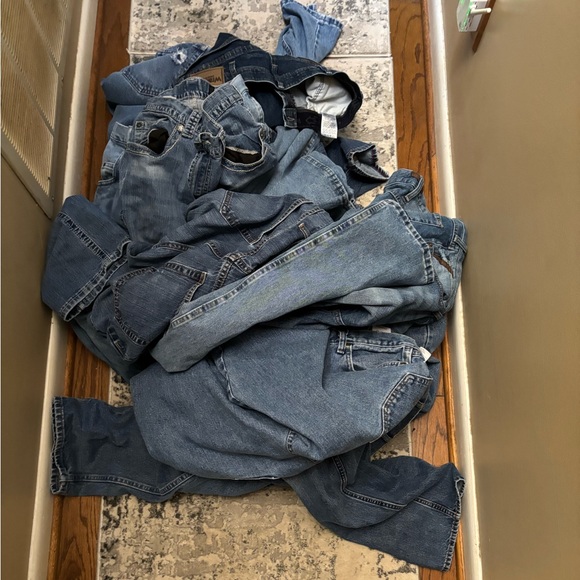Lot of jean 12+ i think it’s 14-15 wranglerariatold navylevi’s